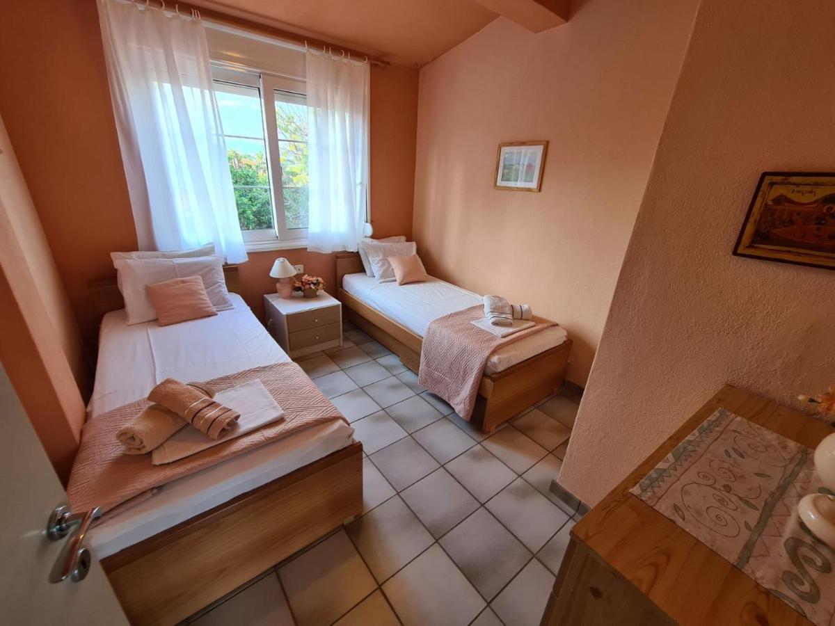 Wonderful House With Private Garden Villa Flojitá Kültér fotó